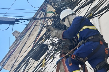 EMPRESA RESPONSÁVEL PELA DISTRIBUIÇÃO DE ENERGIA, INICIOU RETIRADA DE CABOS IRREGULARES NOS POSTES