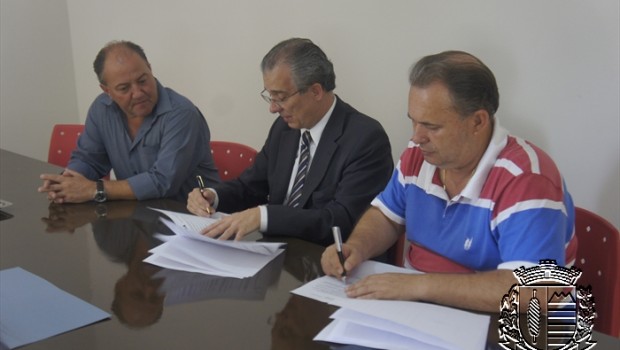 Prefeito assina convênio para recapeamento de ruas da cidade
