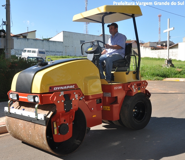Chega ao município novo rolo compactador