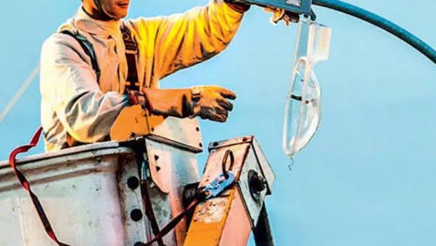 PARCERIA ENTRE PREFEITURA E ELEKTRO PARA TROCA DE LÂMPADAS
