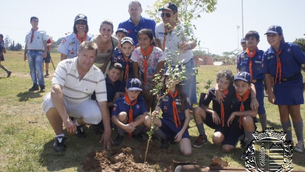 Em parceria com Prefeitura, escoteiros plantam árvores junto à represa