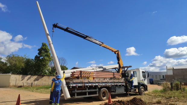 COMEÇA O TRABALHO DE ILUMINAÇÃO DE RUAS E AVENIDAS PRÓXIMAS A AV. BOLONHA