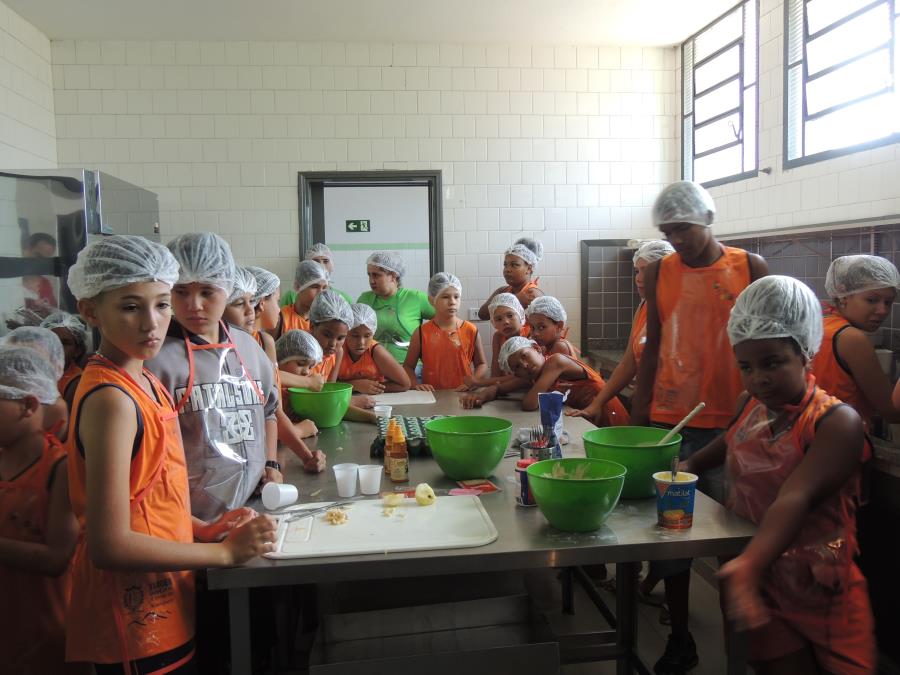 ALUNOS DO PROJETO TIO CARLÃO PARTICIPARAM DA ATIVIDADE “MINI CHEFINHO”