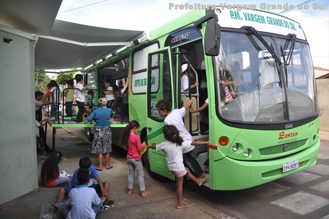 Ônibus Brinquedoteca começa a percorrer as escolas