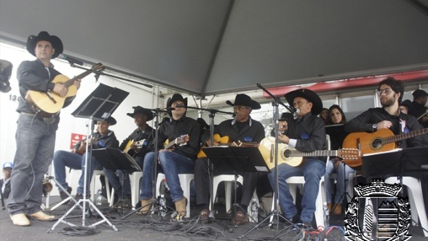 Orquestra de viola caipira apresentou-se para o público na praça