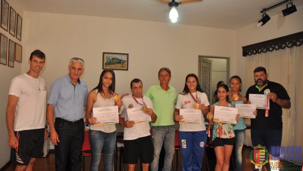 PREFEITO ENTREGA MEDALHA AOS ATLETAS QUE DISPUTARAM OS JOGOS REGIONAIS DE AMERICANA