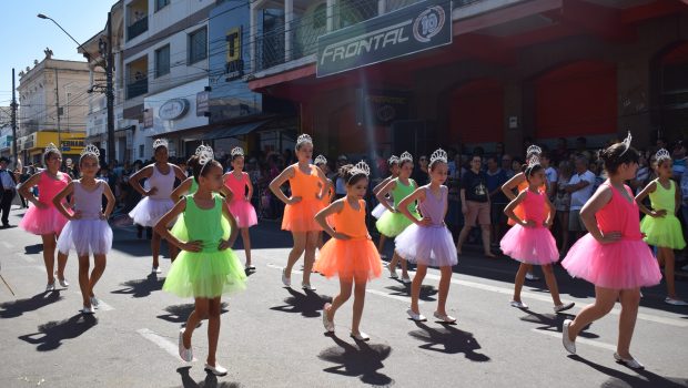 DESFILE DE ANIVERSÁRIO REUNIU MILHARES DE PESSOAS