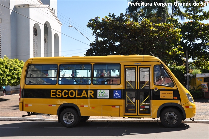 Vargem Grande recebe ônibus escolar do programa Caminho da Escola