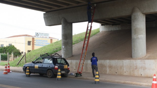 Viadutos recebem luminárias