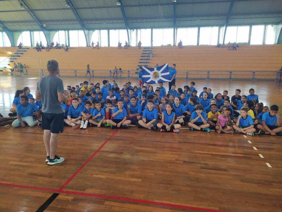 MAIS DE 100 ALUNOS PARTICIPRAM DO 6º FESTIVAL DE MINI-HANDEBOL NO 