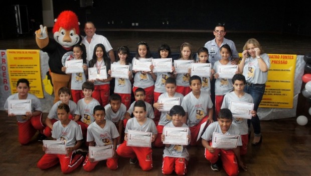 Prefeito Celso Itaroti prestigia formatura dos alunos que participaram do PROERD