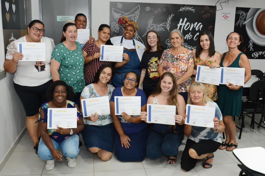 DEPARTAMENTO DE AÇÃO SOCIAL PROMOVE CURSO DE PÃES E BISCOITOS