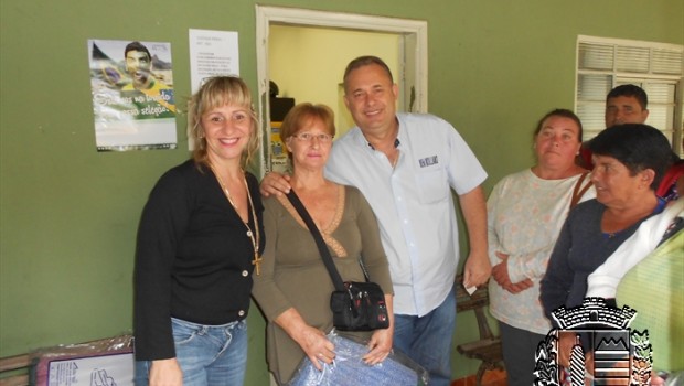 Famílias carentes recebem cobertores da Campanha do Agasalho