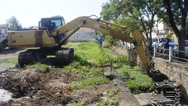 DSUR e Meio Ambiente limpam o leito do Córrego Graminha