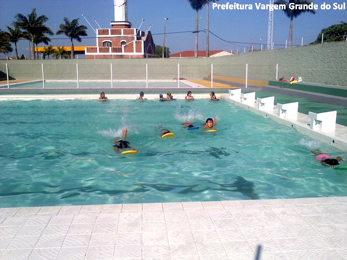 Aulas de natação movimentam as piscinas públicas