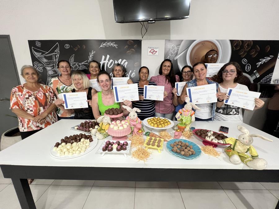 ALUNOS DO CURSO DE TRUFAS DO COZINHALIMENTO RECEBERAM CERTIFICADO