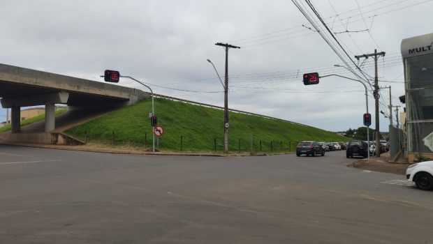DESETRAN INSTALA SEMÁFORO NO CRUZAMENTO DA AVENIDA BOLONHA