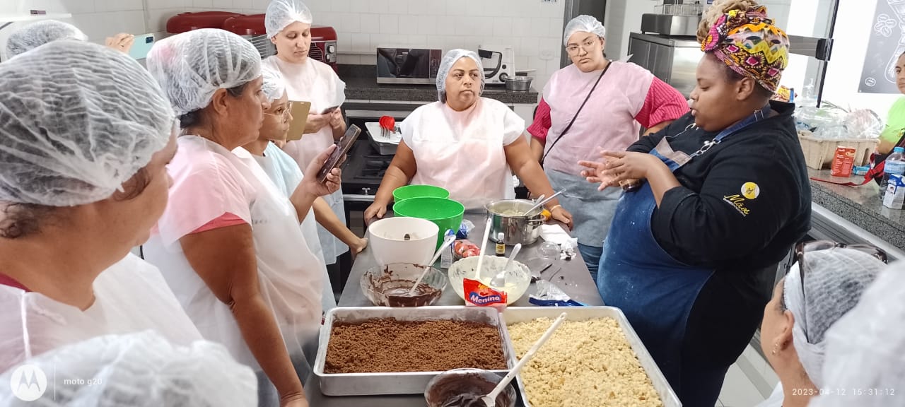 ALUNAS CONCLUIRAM O CURSO DE BOLO DE POTE E RECEBERAM CERTIFICADO