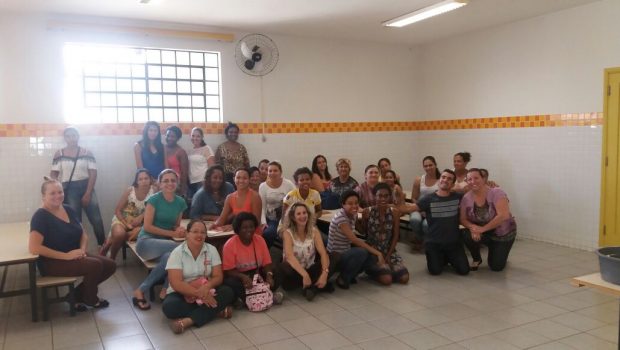 Voluntários do Fortalecendo a Família fazem campanha de atendimento