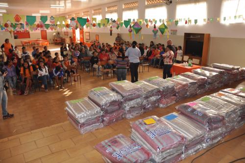 Crianças do PETI recebem cobertores