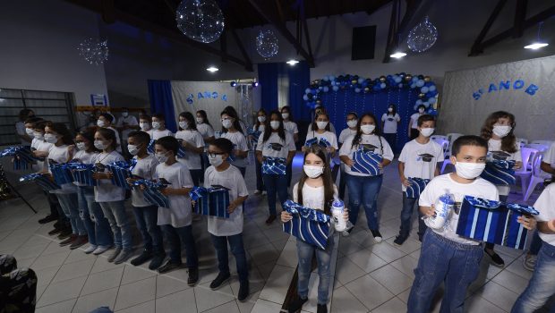 FORMATURA DA ESCOLA HENRIQUE DE BRITO NOVAES ECERRA A SEMANA
