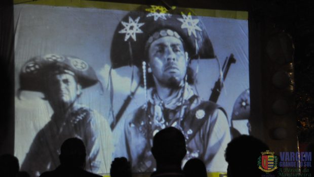 CINEMA NA PRAÇA REÚNE A FAMÍLIA PARA MOMENTO DE CULTURA E LAZER