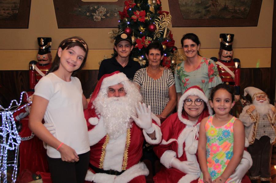 PAPAI E MAMÃE NOEL NO CASARÃO DA EDUCAÇÃO - 20/12