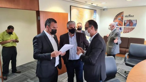 PREFEITO PARTICIPA DE AUDÎENCIA COM SECRETÁRIO DA HABITAÇÃO