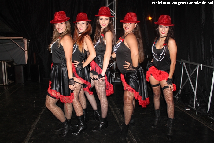 Os grupos de dança e cantores do Depto de Cultura se apresentam em Caconde