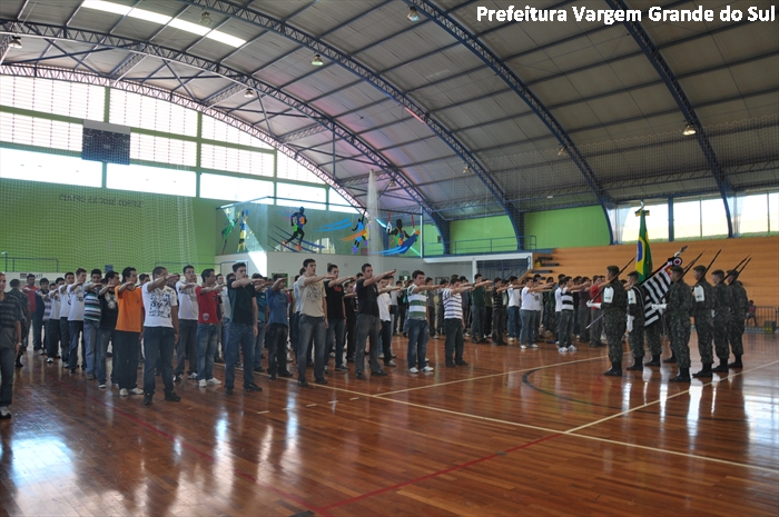Jovens alistados fazem o Juramento à Bandeira Nacional
