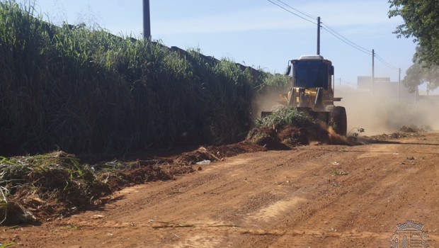 DSUR realiza manutenção em estradas rurais