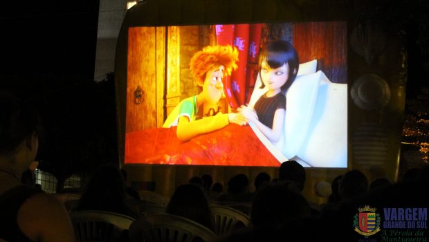 CINEMA NA PRAÇA COM “HOTEL TRANSILVÂNIA 2” FOI SUCESSO DE PÚBLICO