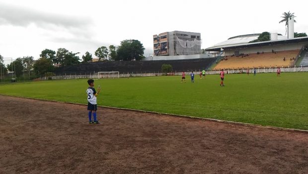 ALUNOS DA ESCOLINHA DE FUTEBOL PARTICIPAM DE SELETIVA EM SÃO JOÃO