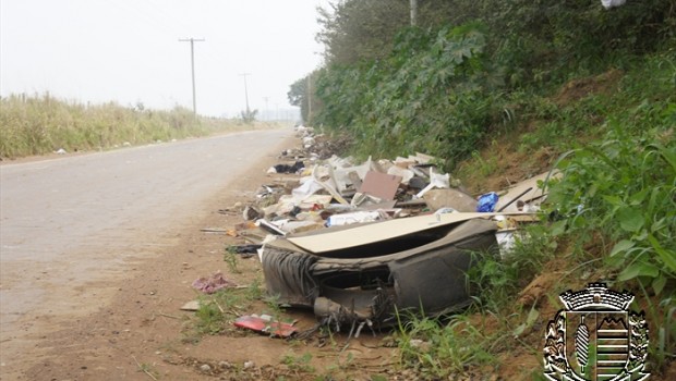 DSUR realiza nova limpeza na estrada da Lagoa Branca; local é alvo de despejo de lixo