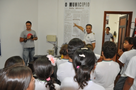 Alunos vargengrandenses conhecem redação do jornal O Município