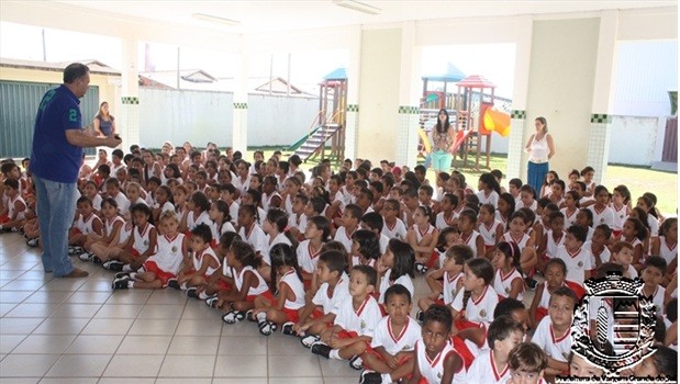 Prefeitura de Vargem Grande do Sul entrega uniformes para estudantes da Rede Municipal