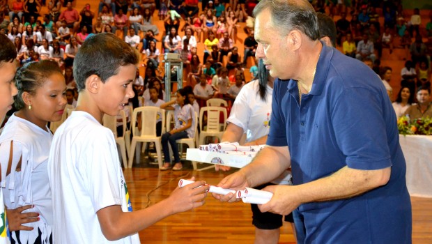 Emoção e alegria: 530 alunos recebem os certificados da Rede Municipal de Ensino