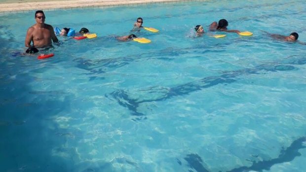 DEPARTAMENTO DE ESPORTES E LAZER OFERECE AULAS DE NATAÇÃO