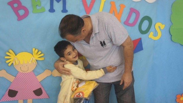 Prefeito Celso Itaroti entrega uniformes aos alunos do Projeto Motivar