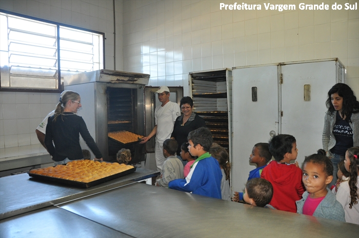 Alunos das creches municipais visitam Central de Alimentação Escolar, Padaria e Vaca Mecânica