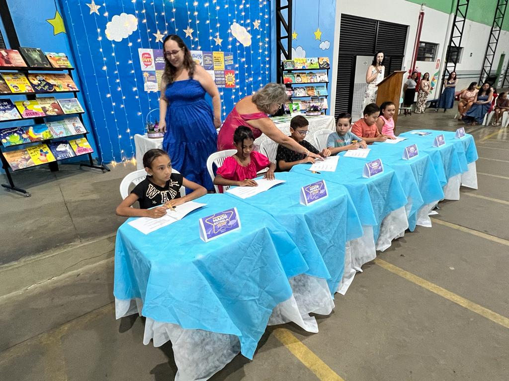 ALUNOS DO PROJETO ESTANTE MÁGICA PARTICIPARAM DA NOITE DE AUTÓGRAFOS