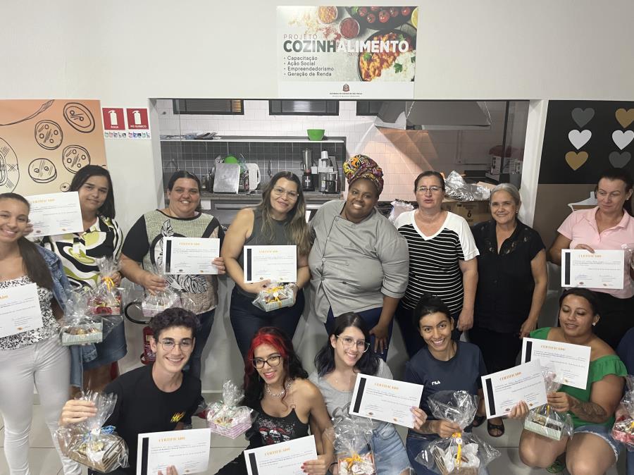 ALUNAS DO CURSO DE CHOCOLATERIA RECEBERAM CERTIFICADOS