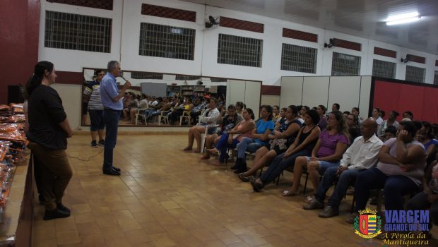Crianças do Petit recebem uniformes
