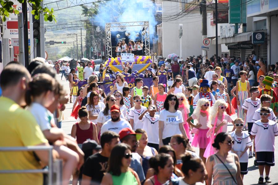 DESFILE DE ANIVERSÁRIO DA CIDADE FOI MARAVILHOSO E ENCANTOU O PÚBLICO PRESENTE