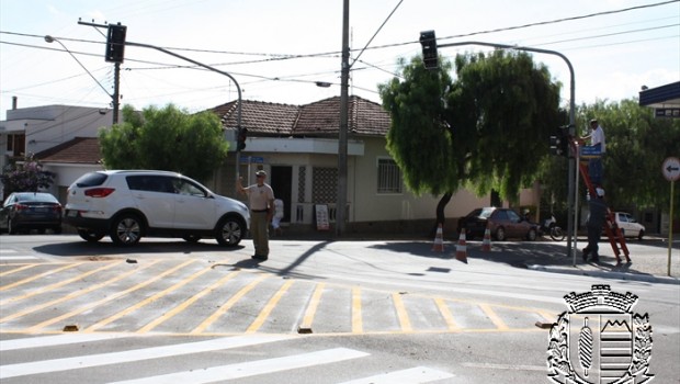 Desetran reativa semáforo no centro