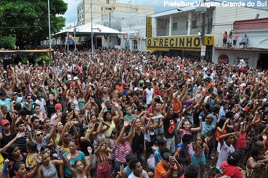 Multidão se divertiu com o Carnaval de Rua em Vargem