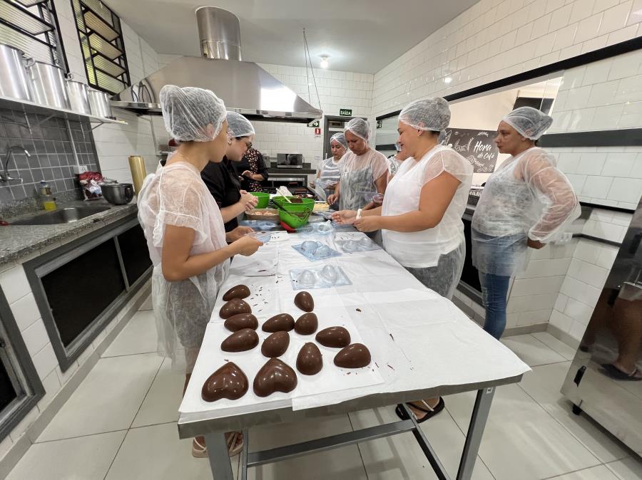 INICIADO O CURSO DE PRODUÇÃO DE OVOS DE PÁSCOA NO COZINHALIMENTO