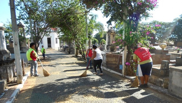 Frente Social desenvolve trabalho de limpeza nos cemitérios da cidade