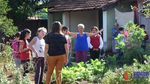 Projeto Paz leva crianças para Centro do Idoso