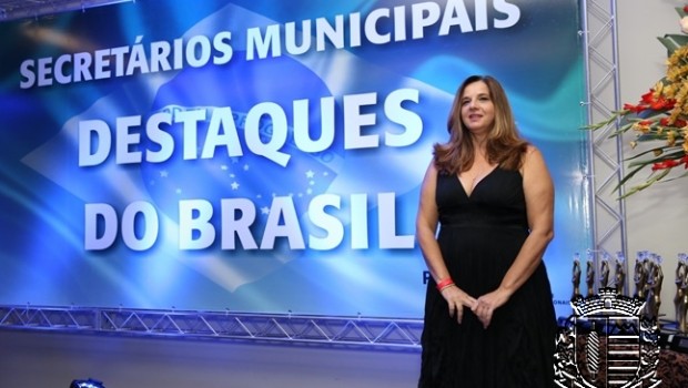 Silvia Salvador recebe Prêmio Qualidade e Excelência na Saúde Pública em Foz do Iguaçu